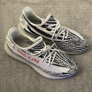 YEEZY SNEAKERS BRAND NEW NEVER USED BEFORE SIZE 11 without box